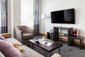 Номер Люкс с двуспальной кроватью и диваном: Фотография 5