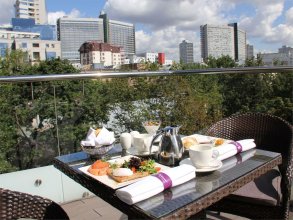 Suite with a large double bed and sofa, with a summer terrace: Photo 3