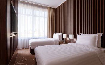 Номер Executive Suite с двуспальной кроватью, двумя односпальными кроватями и диваном-кроватью: Фотография 2