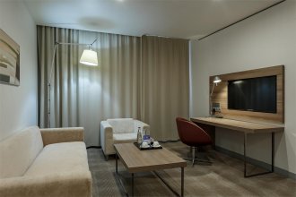 Номер Люкс с двуспальной кроватью и диваном: Фотография 6