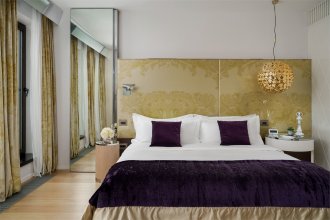 Двухкомнатный люкс SO VIP с видом на Вознесенский проспект – с большой двуспальной кроватью: Фотография 2