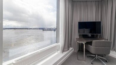 Номер Люкс, с видом на реку - с двуспальной кроватью, диваном и ванной: Фотография 4
