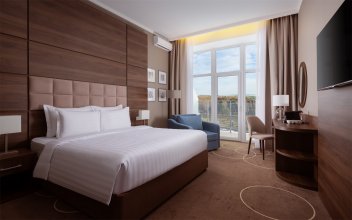 Номер Deluxe с балконом и видом на бассейн - с двуспальной кроватью: Фотография 2