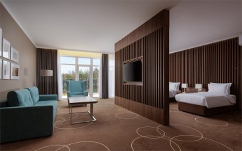 Номер Family Room Premium с двуспальной кроватью, односпальной кроватью и диваном: Фотография 2