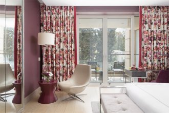 Swiss Advantage room, courtyard view -  king bed: Photo 2