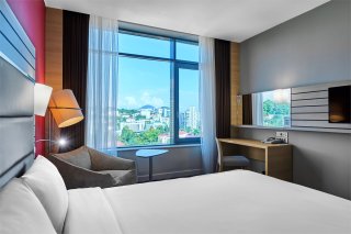 Standard room with a double bed and city view: Photo 1