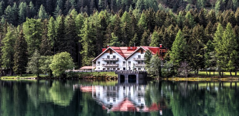 Sea or lake holidays: what to choose and which hotels to stay in