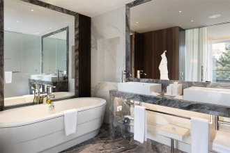 Signature Suite, park view -  king bed and sofa: Photo 4