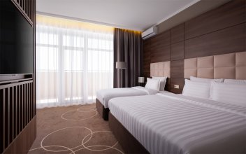 Номер Family Room Premium с двуспальной кроватью, односпальной кроватью и диваном: Фотография 3