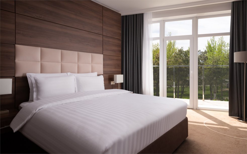Номер Junior Suite, вид на море - с большой двуспальной кроватью, кресло-кроватью и диван-кроватью