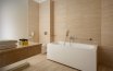 Номер Executive Suite с двуспальной кроватью, двумя односпальными кроватями и диваном-кроватью: Фотография 8