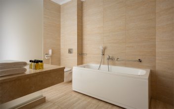 Номер Executive Suite с двуспальной кроватью, двумя односпальными кроватями и диваном-кроватью: Фотография 5