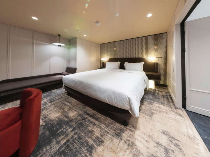 Non-smoking Junior Suite with one large Bed