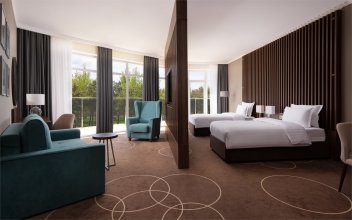 Номер Executive Suite Great с двуспальной кроватью, двумя односпальными кроватями: Фотография 2