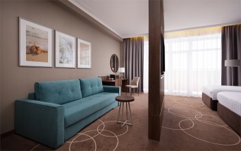 Номер Family Room Premium с двуспальной кроватью, односпальной кроватью и диваном: Фотография 4