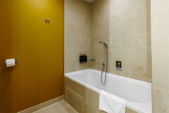 Номер Привилегия Люкс - c большой двуспальной кроватью: Фотография 9