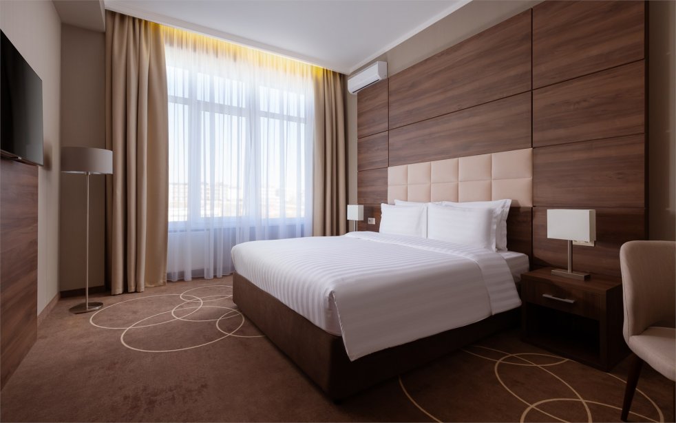 Номер Executive Suite с двуспальной кроватью, двумя односпальными кроватями и диваном-кроватью
