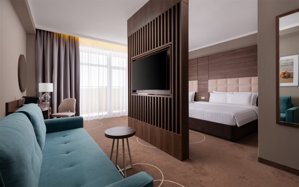 Номер Family Room Premium с двуспальной кроватью, односпальной кроватью и диваном