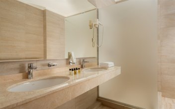 Номер Junior Suite, вид на море - с большой двуспальной кроватью, кресло-кроватью и диван-кроватью: Фотография 5