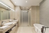 Номер Люкс Премиум, с видом на город - с большой двуспальной кроватью и диваном: Фотография 4