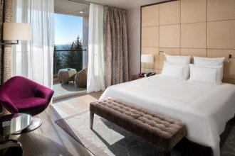 Signature Suite, sea view -  king bed and sofa: Photo 2