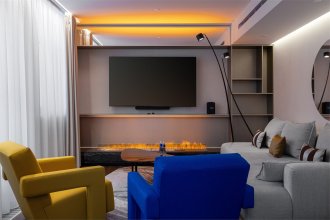 Family Duplex Suite - king bed and convertible sofa: Photo 5