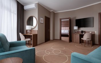 Номер Family Room с большой двуспальной кроватью, кресло-кроватью и диван-кроватью: Фотография 3