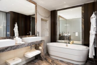 Signature Suite, sea view -  king bed and sofa: Photo 5