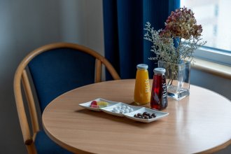 Улучшенный номер - с 2 большими кроватями и софой: Фотография 5