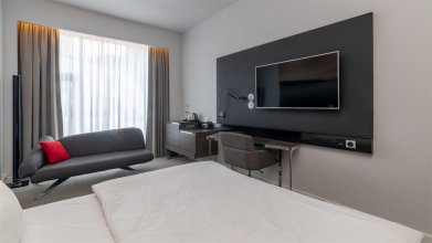 Стандартный номер, с видом на город - с двуспальной кроватью: Фотография 3