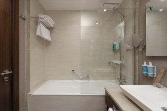 Улучшенный номер, с балконом - с 2 односпальными кроватями: Фотография 7