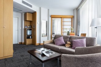 Номер Люкс с двуспальной кроватью и диваном: Фотография 4