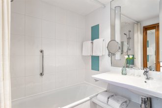 Номер Люкс с двуспальной кроватью и диваном: Фотография 6