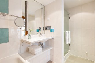 Номер Люкс с двуспальной кроватью и диваном: Фотография 7