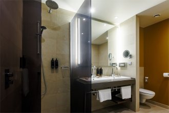 Номер Привилегия Люкс - c большой двуспальной кроватью: Фотография 8