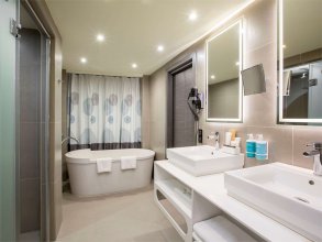 Номер Люкс, с видом в атриум - с двуспальной кроватью и диваном: Фотография 2