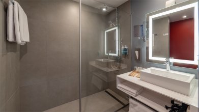 Стандартный номер, с видом на город - с двуспальной кроватью: Фотография 6