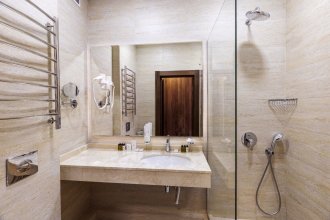 Номер Family Room с большой двуспальной кроватью, кресло-кроватью и диван-кроватью: Фотография 5