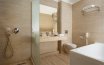 Номер Family Room Premium с двуспальной кроватью, односпальной кроватью и диваном: Фотография 7