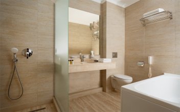 Номер Family Room Premium с двуспальной кроватью, односпальной кроватью и диваном: Фотография 5