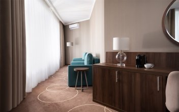 Номер Junior Room Great с большой двуспальной кроватью, кресло-кроватью и диван-кроватью: Фотография 3