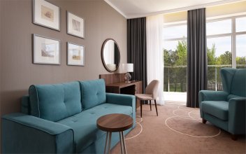 Номер Executive Suite Great с двуспальной кроватью, двумя односпальными кроватями: Фотография 3