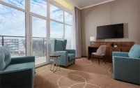 Номер Junior Suite, вид на море - с большой двуспальной кроватью, кресло-кроватью и диван-кроватью: Фотография 7
