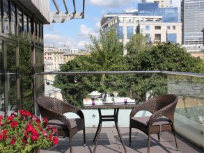 Suite with a large double bed and sofa, with a summer terrace: Photo 2
