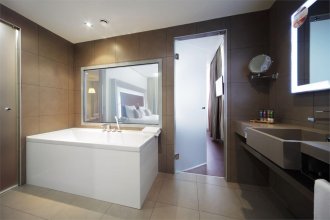 Номер Люкс с двуспальной кроватью и диваном: Фотография 9