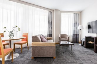 Номер Люкс с двуспальной кроватью и диваном: Фотография 3