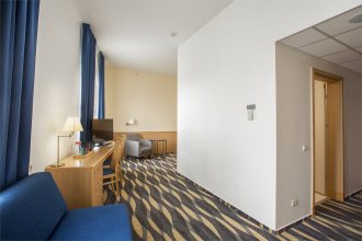 Стандартный номер, для маломобильных - с двуспальной кроватью и софой: Фотография 3