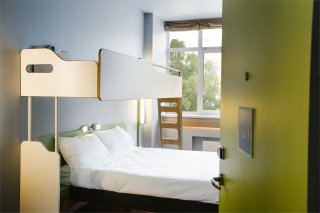 Standard room with one double bed and an upper tier: Photo 1