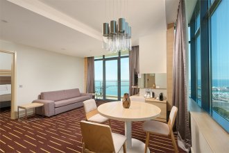 Suite Room with a Balcony and sea View - with a large double bed and sofa: Photo 2