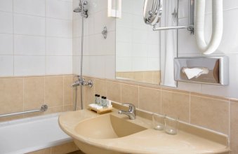 Стандартный номер, для маломобильных - с двуспальной кроватью и софой: Фотография 6